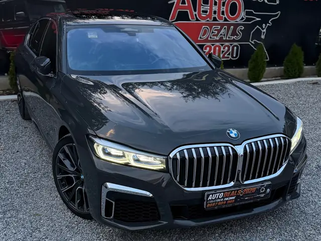 BMW 740 2020, сив